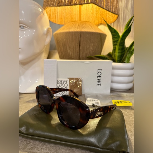 Loewe Brown Tortoise Sunglasses LW40153l - Picture 1 of 11
